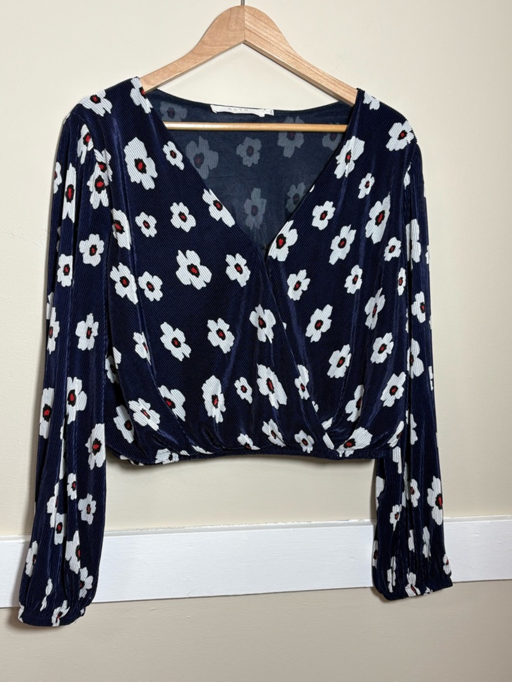 ASTR The Label Floral Wrap Crop Top Long Sleeve Navy White Paris Chic L - Picture 2 of 9